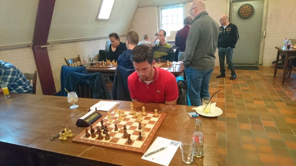 In de stelling op de foto won Martien makkelijk via ..,Lxb5. Na een paar keer ruilen, dame schaak op a8 en toren schaak op a7 gevolgd door ..,Ta5 was het ook echt afgelopen.